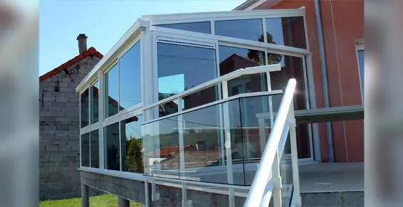 Le verre et l'ouverture - portes & garages